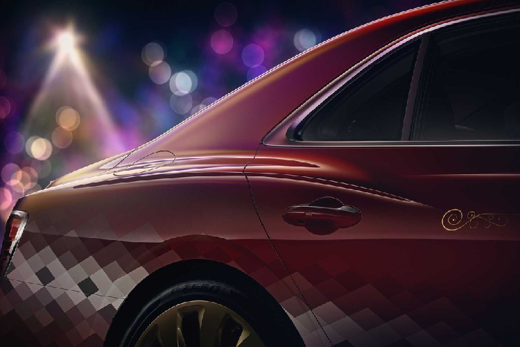 Chiếc Bentley Flying Spur đặc biệt này có thân màu bóng đặc biệt, lớp sơn có tên Cricket Bauble, dựa trên màu Cricket Ball. Đây là một phần trong bảng màu mở rộng của Bentley.