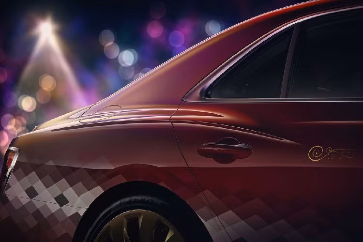 Chiếc Bentley Flying Spur đặc biệt này có thân màu bóng đặc biệt, lớp sơn có tên Cricket Bauble, dựa trên màu Cricket Ball. Đây là một phần trong bảng màu mở rộng của Bentley.