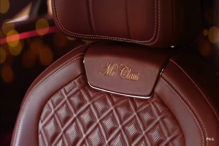 Phiên bản Bentley Flying Spur này được trang bị động cơ V8 4.0L, tăng áp kép, cho công suất 542 mã lực và mô-men xoắn 770 Nm. Chiếc xe có thể đạt 96 km/h từ vị trí đứng im trong 4 giây, trước khi chạm tốc độ tối đa 318 km/h.