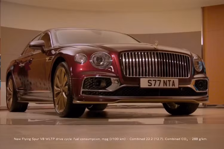 Thay vì để nguyên huy hiệu động cơ V8 thông thường, chiếc Flying Spur này có biểu tượng tuần lộc bên cạnh số 8. Đây là cách ví von của Bentley, động cơ V8 giống như 8 chú tuần lộc kéo xe của ông già Noel.