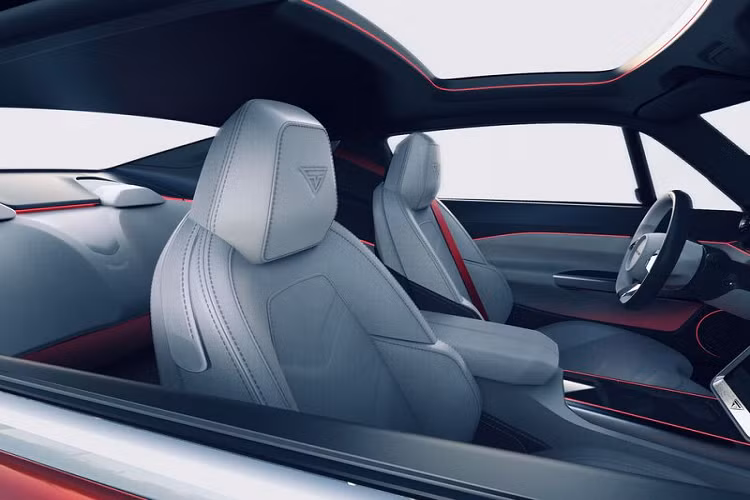 Aviar R67 sở hữu nhiều tính năng thiết kế độc đáo từ Mustang cổ điển kết hợp cùng các chi tiết hiện đại, bao gồm đèn pha và đèn ngày hình tròn, bộ chia gió trước bằng sợi carbon, lưới tản nhiệt phía trước bằng sợi carbon và ốp sườn bằng sợi carbon.