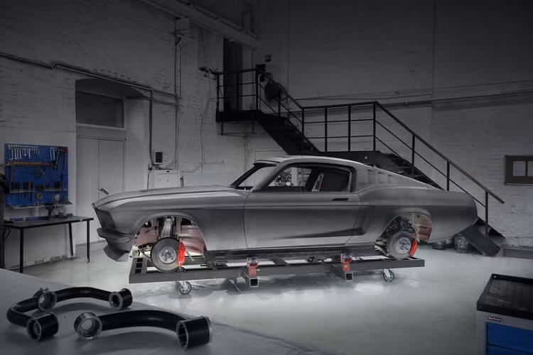 Cabin xe tiếp tục lấy cảm hứng của Tesla, trong đó, đáng chú ý nhất là hệ thống thông tin giải trí cỡ lớn theo chiều dọc. Ngoài ra, Aviar R67 cũng có nhiều thay đổi thú vị so với Tesla, có thể kể đến như các cửa gió điều hòa hình tròn, đồng hồ kỹ thuật số mới và vô lăng ba chấu "thửa riêng".