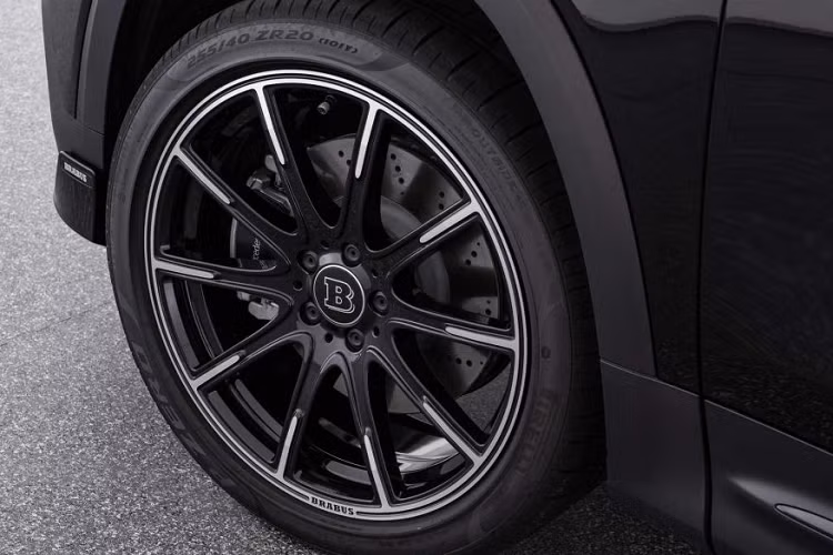 Xe được trang bị bộ mâm 10 chấu đến từ thương hiệu Brabus với ba kích thước có thể lựa chọn là 18, 19, 20 inch. Những bộ mâm này có thể được lựa chọn đi kèm với lốp Continental, Pirelli hay Yokohama.