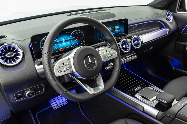 Ở phía sau, Mercedes-Benz GLB độ Brabus được trang bị cánh gió nhỏ được gắn cách điệu trên phần đuôi trên, đi kèm với đó chính là đầu ống xả được trang bị dạng tròn kép. Những đầu ống xả này có đường kính 3,5 inch. Việc nâng cấp hệ thống xả cũng giúp cho chiếc xe một “âm thanh” uy lực hơn phần nào so với nguyên bản.