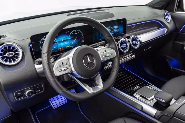 Ở phía sau, Mercedes-Benz GLB độ Brabus được trang bị cánh gió nhỏ được gắn cách điệu trên phần đuôi trên, đi kèm với đó chính là đầu ống xả được trang bị dạng tròn kép. Những đầu ống xả này có đường kính 3,5 inch. Việc nâng cấp hệ thống xả cũng giúp cho chiếc xe một “âm thanh” uy lực hơn phần nào so với nguyên bản.