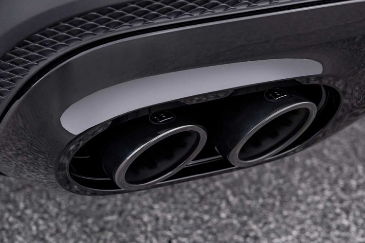 Ở bên trong khoang nội thất, xe được trang bị thảm sàn mới, bàn đạp mới bằng nhôm, bệ cửa sáng và cả phần lót cốp với logo Brabus đầy đặc trưng.