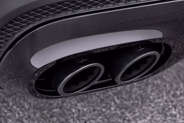 Ở bên trong khoang nội thất, xe được trang bị thảm sàn mới, bàn đạp mới bằng nhôm, bệ cửa sáng và cả phần lót cốp với logo Brabus đầy đặc trưng.