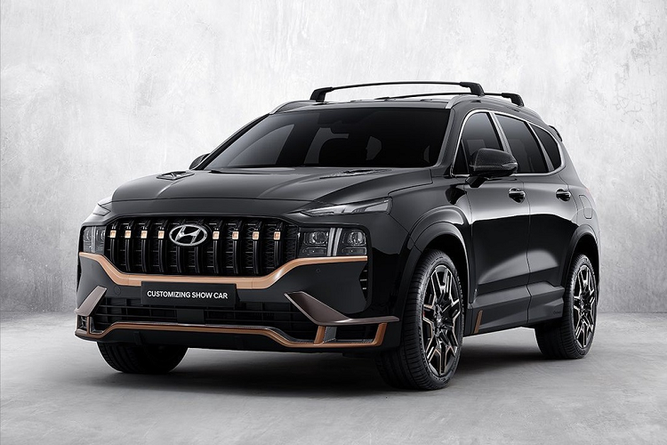 Dù Hyundai SantaFe 2021 mới chưa chính thức bán ra nhưng gói nâng cấp N-Performance cho mẫu SUV này đã được giới thiệu tại Hàn Quốc. Thực tế, đây là gói trang bị gồm các chi tiết trang trí nội ngoại thất chứ không thay đổi hiệu năng của Hyundai SantaFe đời 2021.