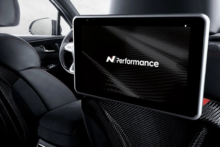  Giá xe Hyundai SantaFe 2021 tại Hàn Quốc dao động từ 32,2 - 39,86 triệu Won (khoảng 623 - 771 triệu đồng), xe có các cấu hình động cơ gồm 1.6 Hybrid, 1.6 Plug-in Hybrid hoặc máy dầu tăng áp 2.5L. Xe có cấu hình dẫn động 4 bánh toàn thời gian và sử dụng nền tảng khung gầm mới cho khả năng vận hành ổn định, linh hoạt hơn.