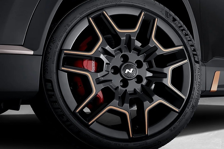 Kết hợp với bộ mâm hợp kim cỡ 21 inch kiểu N-Performance là hệ thống phanh đĩa hiệu năng cao được sơn màu đỏ. Bộ lốp mới là loại lốp thể thao Pilot Sport 4 SUV của hãng Michelin với thông số kích thước 265/40.