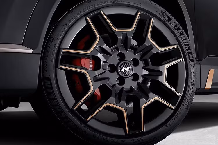 Kết hợp với bộ mâm hợp kim cỡ 21 inch kiểu N-Performance là hệ thống phanh đĩa hiệu năng cao được sơn màu đỏ. Bộ lốp mới là loại lốp thể thao Pilot Sport 4 SUV của hãng Michelin với thông số kích thước 265/40.