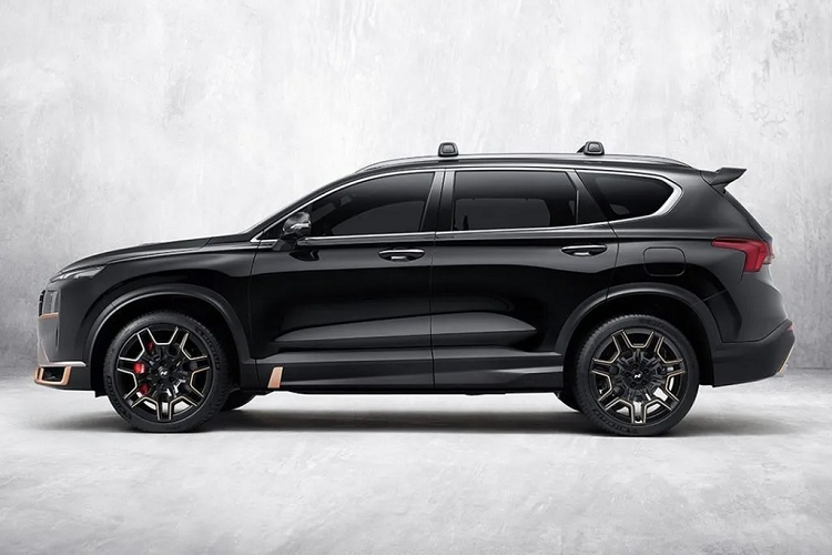 Các chi tiết mới ở thân xe gồm có ốp gương chiếu hậu carbon, ốp thân xe tối màu và bộ baga gá nóc để chở thêm đồ đạc khi cần thiết.