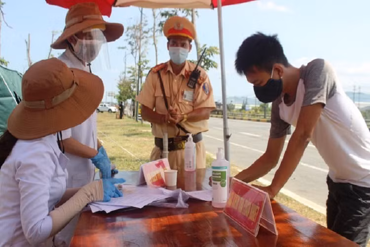 Cap bach chong dich, Quang Nam khuyen cao nguoi dan khong ra khoi nha-Hinh-2