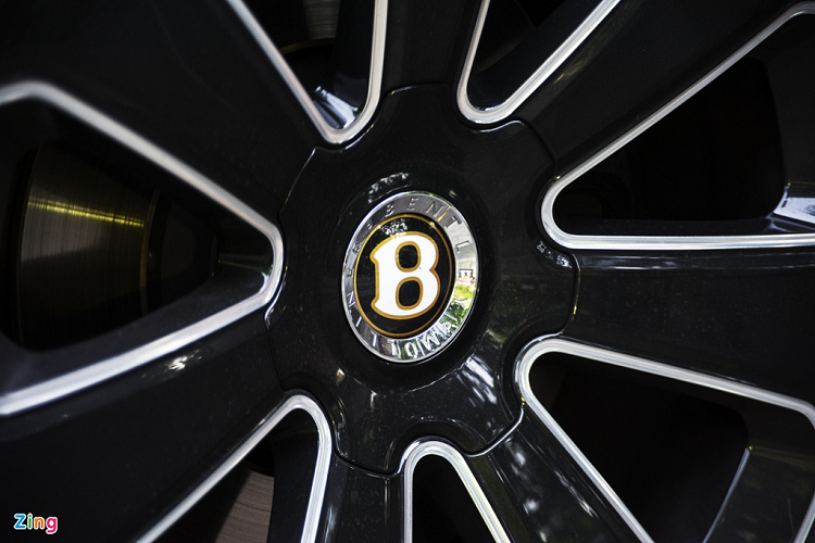 Đặc biệt, logo trung tâm có thể tự cân bằng dù bánh xe chuyển động, một đặc điểm thường thấy trên những chiếc Rolls-Royce.