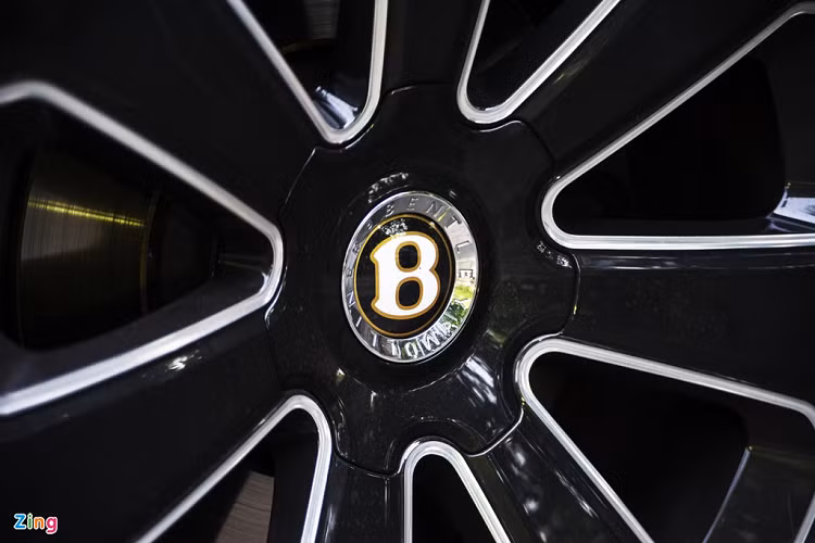 Đặc biệt, logo trung tâm có thể tự cân bằng dù bánh xe chuyển động, một đặc điểm thường thấy trên những chiếc Rolls-Royce.