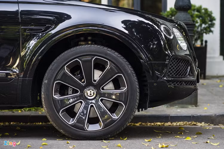 Bentley Bentayga Design Series sở hữu bộ mâm Paragon mâm 7 chấu to bản có viền sáng tương phản, do Mulliner chế tạo. Đây là bộ mâm được thiết kế riêng cho phiên bản này. 