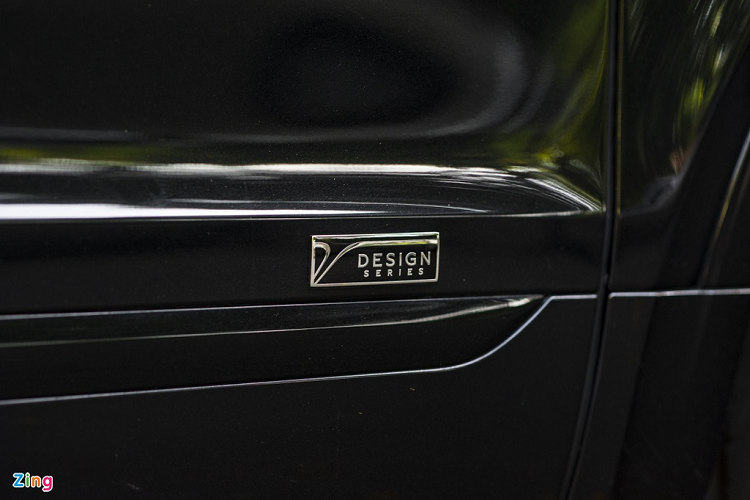 Bên hông xe có logo Design Series là điểm nhận diện. Trong khi đó, logo hãng ở trước và sau cho thấy chiếc xe này thuộc phiên bản kỷ niệm 100 năm thành lập hãng.