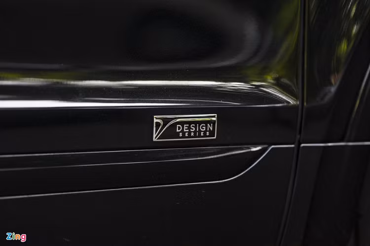 Bên hông xe có logo Design Series là điểm nhận diện. Trong khi đó, logo hãng ở trước và sau cho thấy chiếc xe này thuộc phiên bản kỷ niệm 100 năm thành lập hãng.