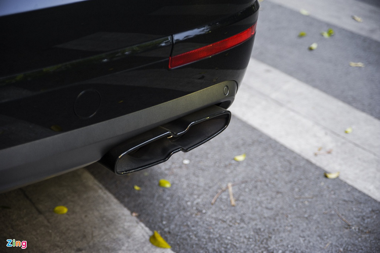 Mẫu SUV siêu sang này có thể tăng tốc 0-100 km//h trong 4,5 giây, trước khi đạt tốc độ tối đa 290 km/h. Phiên bản dùng động cơ V8 có ống xả tạo hình giống số 8. 