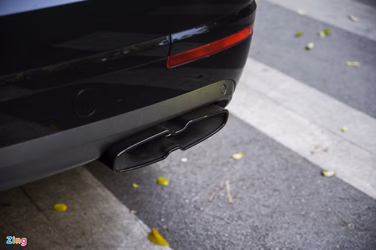 Mẫu SUV siêu sang này có thể tăng tốc 0-100 km//h trong 4,5 giây, trước khi đạt tốc độ tối đa 290 km/h. Phiên bản dùng động cơ V8 có ống xả tạo hình giống số 8. 