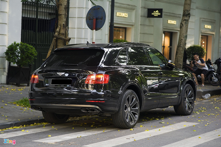 Được cung cấp dành cho dòng Bentayga V8, gói nâng cấp "Design Series" do các nghệ nhân từ Mulliner thực hiện, đây là đơn vị tùy chỉnh, cá nhân hóa các mẫu xe hạng sang Bentley. Gói tùy chọn trang bị này nâng cấp Bentayga từ cả trong và ngoài, với nhiều trang bị tối màu giúp xe tăng tính thể thao và độ hầm hố.