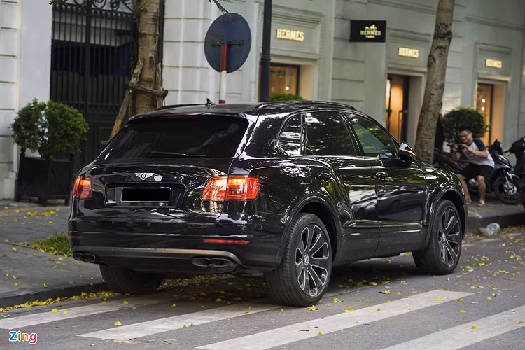 Được cung cấp dành cho dòng Bentayga V8, gói nâng cấp "Design Series" do các nghệ nhân từ Mulliner thực hiện, đây là đơn vị tùy chỉnh, cá nhân hóa các mẫu xe hạng sang Bentley. Gói tùy chọn trang bị này nâng cấp Bentayga từ cả trong và ngoài, với nhiều trang bị tối màu giúp xe tăng tính thể thao và độ hầm hố.