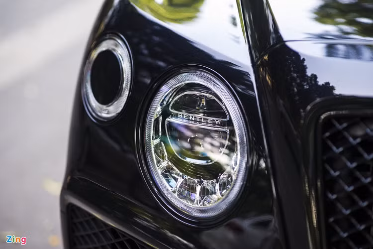 So với phiên bản tiêu chuẩn, Bentley Bentayga Design Series có những chi tiết khác biệt. Ngoại thất của chiếc xe sơn màu đen tuyền. Lưới tản nhiệt, viền chrome hay mâm xe cũng có màu đen Black Piano. 