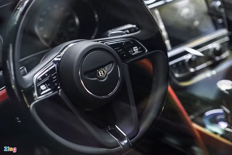 Bên trong nội thất, nhiều chi tiết ốp trang trí được làm từ sợi carbon. Nội thất phối 2 tone màu sang trọng, logo Design Series được thêu thủ công trên tựa đầu. Đặc biệt, phần chính giữa của bảng taplo gắn đồng hồ Breitling nạm kim cương. 