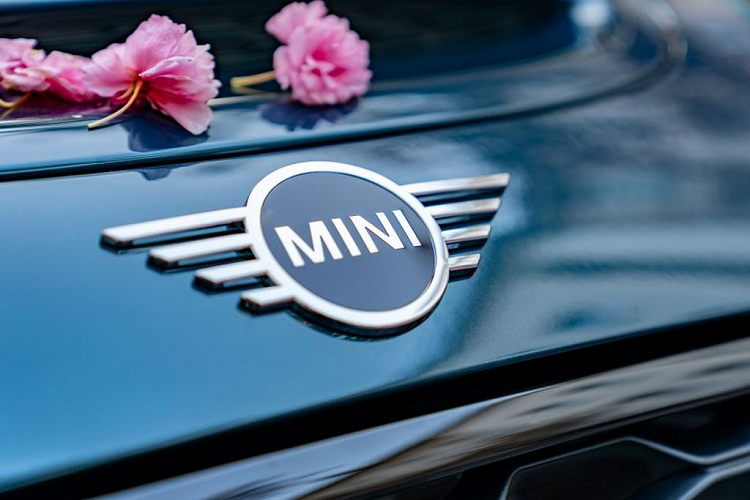 Cuối cùng, bạn chắc hẳn sẽ thắc mắc về địa điểm chụp hình của chiếc MINI này, một khung cảnh khá thơ mộng và lãng mạn.