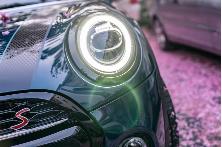 Bước vào bên trong, chiếc xe cũng tạo sự khác biệt với khoang nội thất da xanh navy MINI Yours Leather Lounge Sidewalk, pha lẫn sự tương phản từ đường chỉ vàng Energetic Yellow and Petrol. Không chỉ xuất hiện trên hệ thống ghế, hiệu ứng tương phản này còn kéo dài trên hai bên cửa và bảng taplo phía ghế phụ.