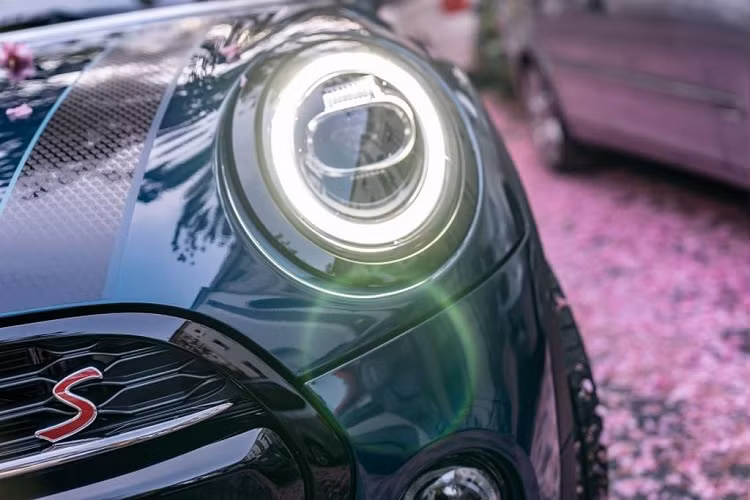 Bước vào bên trong, chiếc xe cũng tạo sự khác biệt với khoang nội thất da xanh navy MINI Yours Leather Lounge Sidewalk, pha lẫn sự tương phản từ đường chỉ vàng Energetic Yellow and Petrol. Không chỉ xuất hiện trên hệ thống ghế, hiệu ứng tương phản này còn kéo dài trên hai bên cửa và bảng taplo phía ghế phụ.