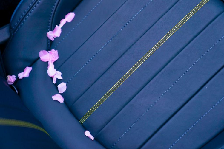 Về hệ dẫn động, với việc dựa trên chiếc Cooper S Convertible, phiên bản MINI Sidewalk 2020 mới được trang bị động cơ B48 2.0 lít, 4 xy lanh tăng áp, sản sinh lượng công suất 189 mã lực và 280 Nm.