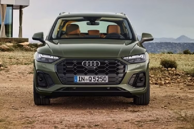 Ngoài ra, cản trước và hốc gió được lấy cảm hứng từ các mẫu xe RS hấp dẫn của Audi. Bên cạnh, phần hông xe tích hợp thêm đường gân trang trí mới kèm theo bộ khuếch tán đuôi xe để tăng thêm dáng vẻ thể thao, năng động. Đèn hậu kỹ thuật số OLED cũng là trang bị mới được tích hợp lần đầu tiên trên mẫu xe Q5. Từ đó, khách hàng có thể chọn 3 chế độ chiếu sáng cho đèn hậu. Tuy nhiên, Audi cho biết xe vẫn chưa thể điều chỉnh kiểu chớp đèn hậu bằng màn hình thông tin giải trí trong thời gian hiện tại. Song, hãng đã có kế hoạch phát triển và tích hợp tính năng này trong tương lai.