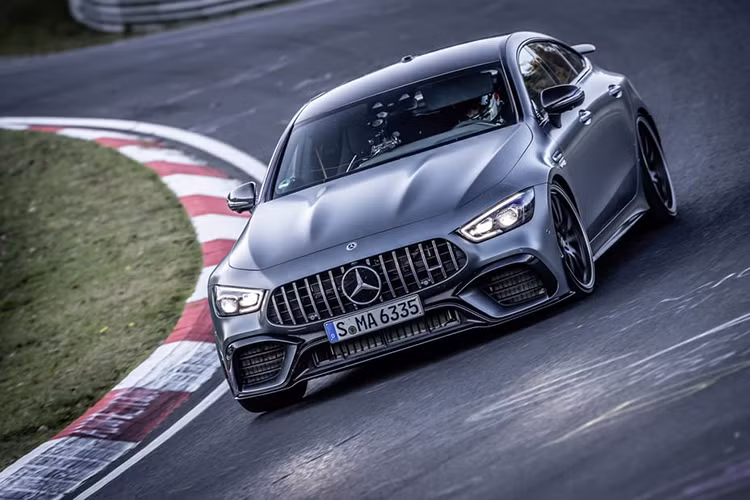 Tất nhiên, thứ mà Mercedes-AMG GT 63 S 4Matic+ mới cần "cảm ơn" nhất là khối động cơ tăng áp kép V8 4.0L, được tinh chỉnh để sản sinh công suất lên tới 630 mã lực và mô-men xoắn cực đại 800 Nm. Sức mạnh được gửi đến bánh xe thông qua hộp số tự động 8 cấp và hệ dẫn động 4 bánh toàn thời gian giúp "siêu sedan" chỉ tốn 3,2 giây để chạy nước rút từ 0 - 100 km/h, trước khi cán tốc độ tối đa 315 km/h.