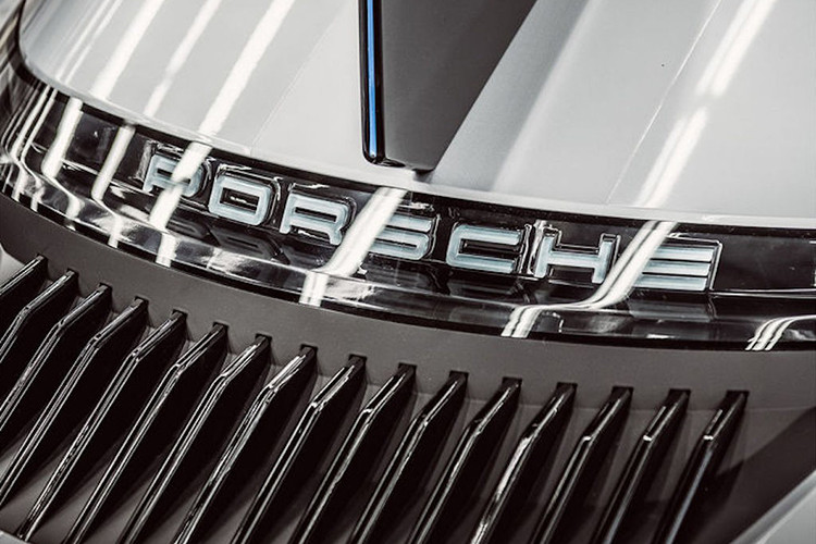 Nếu thật sự được đưa vào sản xuất, nó sẽ theo chân những sản phẩm đầu bảng của Porsche trước đây, bao gồm 959, và theo sau nó sẽ là 918 Spyder. Hơn nữa, nó cũng sẽ không phải là phiên bản đi đường của xe đua đầu tiên mà Porsche từng thực hiện, bởi thương hiệu Đức từng cho ra đời 911 GT1 Straßenversion trong thập niên 1990.