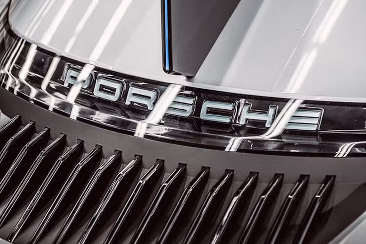 Nếu thật sự được đưa vào sản xuất, nó sẽ theo chân những sản phẩm đầu bảng của Porsche trước đây, bao gồm 959, và theo sau nó sẽ là 918 Spyder. Hơn nữa, nó cũng sẽ không phải là phiên bản đi đường của xe đua đầu tiên mà Porsche từng thực hiện, bởi thương hiệu Đức từng cho ra đời 911 GT1 Straßenversion trong thập niên 1990.