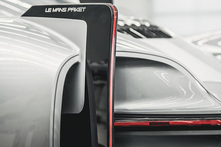 Nói về thiết kế của siêu xe Porsche 919 Street, đội ngũ thiết kế Porsche rõ ràng đã được truyền cảm hứng bởi xe đua. Từ kính chắn gió bao quanh và cửa sổ nhỏ cho tới vây cá trung tâm và vòm bánh xe lớn, nó thực sự trông giống một chiếc LMP1 dành cho đường phố.