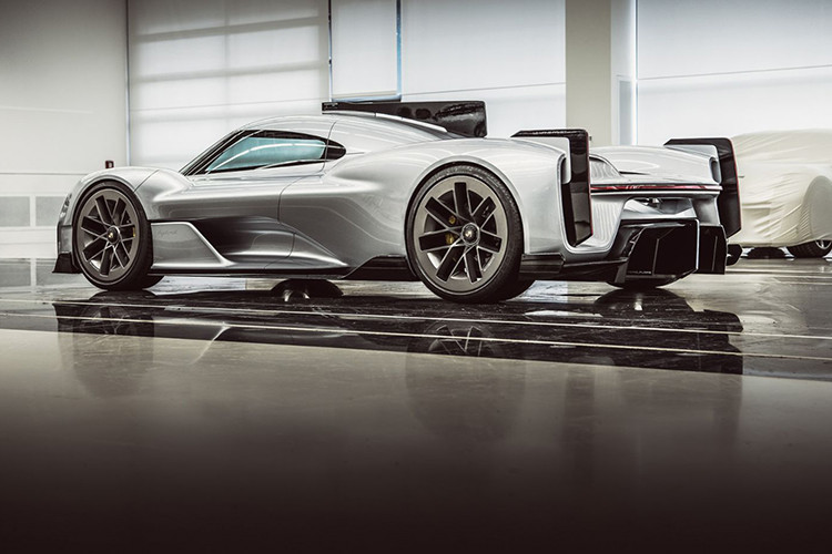 Thật trùng hợp khi 919 Street lại được hé lộ đúng dịp kỷ niệm 20 năm mẫu Carrera GT trong tuần này, và khiến nhiều người băn khoăn tại sao họ không biến mẫu xe mô hình này thành mẫu sản xuất thương mại.