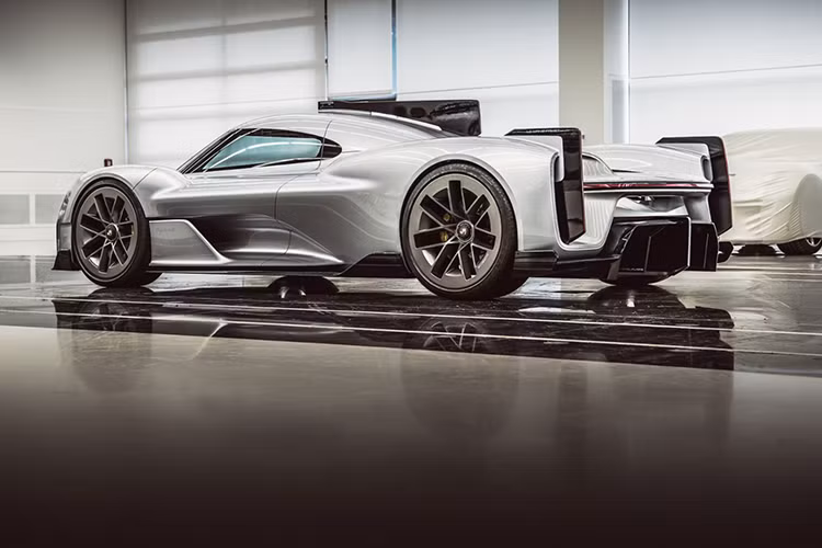 Thật trùng hợp khi 919 Street lại được hé lộ đúng dịp kỷ niệm 20 năm mẫu Carrera GT trong tuần này, và khiến nhiều người băn khoăn tại sao họ không biến mẫu xe mô hình này thành mẫu sản xuất thương mại.