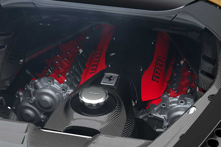 Nội thất của SF90 Spider tương tự bản coupe với vô-lăng tích hợp nhiều nút chức năng, bảng đồng hồ kỹ thuật số kích thước 16 inch độ phân giải cao. Tương tự SF90 Stradale, SF90 Spider cũng có gói tùy chọn Assetto Fiorano. Các nâng cấp của gói tùy chọn này gồm giảm xóc Multimatic của xe đua GT, ốp cửa carbon, ống xả titanium, cánh gió sau carbon, bộ lốp Michelin Pilot Sport Cup 2...