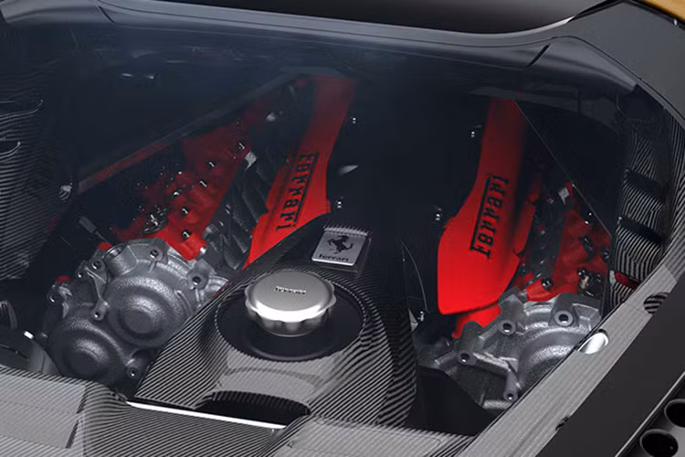 Nội thất của SF90 Spider tương tự bản coupe với vô-lăng tích hợp nhiều nút chức năng, bảng đồng hồ kỹ thuật số kích thước 16 inch độ phân giải cao. Tương tự SF90 Stradale, SF90 Spider cũng có gói tùy chọn Assetto Fiorano. Các nâng cấp của gói tùy chọn này gồm giảm xóc Multimatic của xe đua GT, ốp cửa carbon, ống xả titanium, cánh gió sau carbon, bộ lốp Michelin Pilot Sport Cup 2...