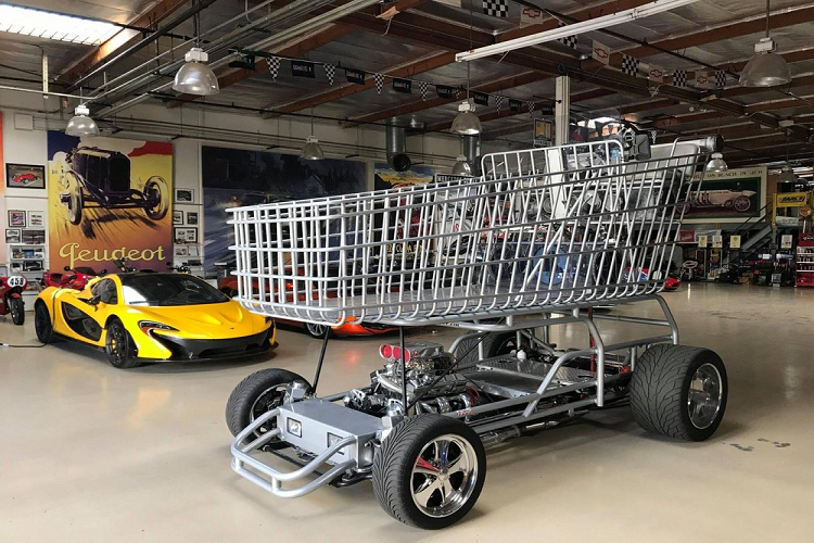 Chiếc xe quái dị này thuộc về Calvin VanSant và con rể Brent Musser, người cũng đã góp công chế tạo ra nó. Họ nảy sinh ý tưởng về một chiếc xe đẩy hàng khổng lồ từ năm 2010, khi Brent đang tìm kiếm một phương thức mới để quảng cáo việc kinh doanh tạp hóa của mình. Họ nghĩ rằng một chiếc xe đẩy hàng khổng lồ sẽ giúp đạt được mục đích, và quả thật họ đã đúng.