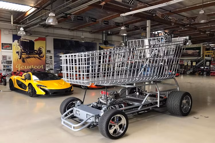 Chiếc xe quái dị này thuộc về Calvin VanSant và con rể Brent Musser, người cũng đã góp công chế tạo ra nó. Họ nảy sinh ý tưởng về một chiếc xe đẩy hàng khổng lồ từ năm 2010, khi Brent đang tìm kiếm một phương thức mới để quảng cáo việc kinh doanh tạp hóa của mình. Họ nghĩ rằng một chiếc xe đẩy hàng khổng lồ sẽ giúp đạt được mục đích, và quả thật họ đã đúng.