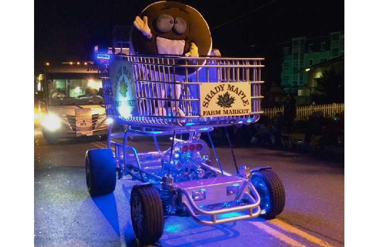 Nhưng chuyện này vẫn còn đơn giản khi so sánh với việc đăng ký giấy phép sử dụng đường bộ cho chiếc xe. Trang mạng chính thức của Shopper Chopper có nói rằng nó cao 2,8 mét, dài 3,7 mét và có trọng lượng không tải 1.338 kg. Nó có ghế ngồi cho 6 người, 4 người phía trước và 2 người ngồi cao hơn ở phía sau tại vị trí lái. Nếu bạn tháo bỏ ghế ngồi ở phần giỏ trước, bạn có đặt 146 chiếc túi giấy vào đó. Nói một cách khác, nó vẫn là một chiếc xe đẩy hàng đúng nghĩa.