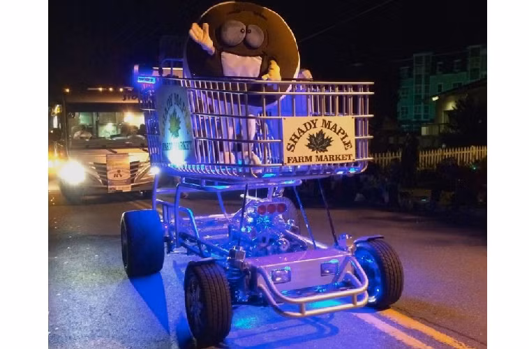 Nhưng chuyện này vẫn còn đơn giản khi so sánh với việc đăng ký giấy phép sử dụng đường bộ cho chiếc xe. Trang mạng chính thức của Shopper Chopper có nói rằng nó cao 2,8 mét, dài 3,7 mét và có trọng lượng không tải 1.338 kg. Nó có ghế ngồi cho 6 người, 4 người phía trước và 2 người ngồi cao hơn ở phía sau tại vị trí lái. Nếu bạn tháo bỏ ghế ngồi ở phần giỏ trước, bạn có đặt 146 chiếc túi giấy vào đó. Nói một cách khác, nó vẫn là một chiếc xe đẩy hàng đúng nghĩa.