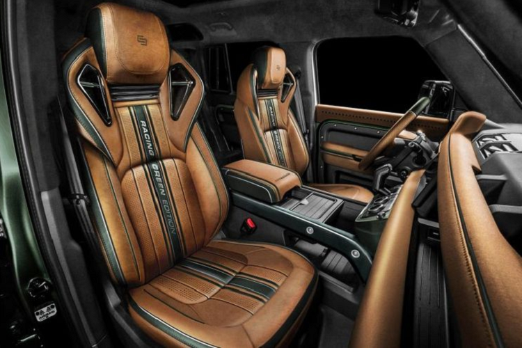 Kết thúc các nâng cấp ở bên ngoài, nội thất của Land Rover Defender cũng được sửa đổi đáng kể với các ghế định hình lại và bọc trong da trơn kết hợp da đục lỗ màu nâu, chính giữa có sọc màu xanh đậm kèm dòng chữ "Racing Green Edition".