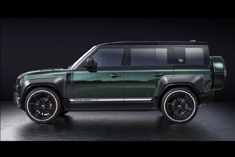 Chưa hết, xe còn có nắp ca-pô sợi carbon, vỏ gương chiếu hậu sợi carbon, vỏ bánh xe dự phòng phía sau được dập nổi chữ "Carlex" và các nhãn “Racing Green Edition” ở ngay dưới cửa. Toàn bộ huy hiệu Land Rover và Defender ở phía trước giờ cũng được thay thế bằng ký hiệu của Carlex.