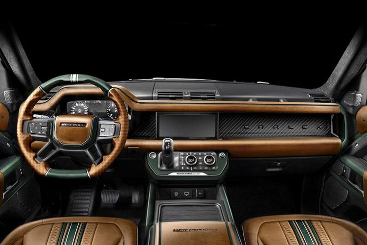 Chủ đề màu nâu và xanh lá cây được sử dụng xuyên suốt cabin xe, từ vô lăng cho đến bảng điều khiển, ốp cửa và bệ tỳ tay trung tâm. Các chi tiết đáng chú ý khác bao gồm thảm sàn mới, tấm thẻ đánh dấu phiên bản đặc biệt, nhiều yếu tốt được sơn xanh lục, làm từ sợi carbon...