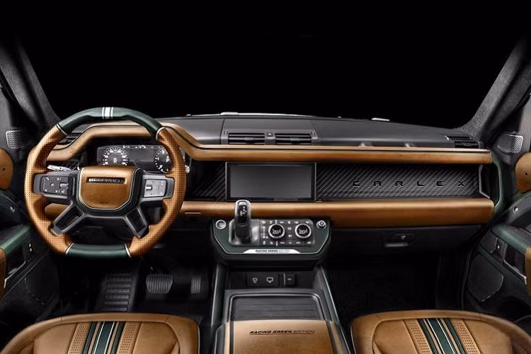 Chủ đề màu nâu và xanh lá cây được sử dụng xuyên suốt cabin xe, từ vô lăng cho đến bảng điều khiển, ốp cửa và bệ tỳ tay trung tâm. Các chi tiết đáng chú ý khác bao gồm thảm sàn mới, tấm thẻ đánh dấu phiên bản đặc biệt, nhiều yếu tốt được sơn xanh lục, làm từ sợi carbon...