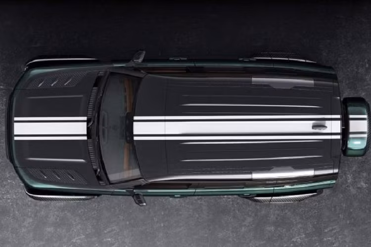 Tương tự bản Yachting Edition, mẫu xe SUV Land Rover Defender Racing Green Edition không có thay đổi về hệ truyền động, tại Mỹ, Defender 2020 có hai lựa chọn động cơ: máy xăng tăng áp 2.0L 4 xi-lanh P300 cho 296 mã lực và hệ thống hybrid P400 Mild-Hybrid Electric Vehicle (MHEV) 6 xi-lanh cho tổng công suất 395 mã lực, đi kèm đều là hộp số tự động 8 cấp ZF và hộp số phụ tốc độ kép.